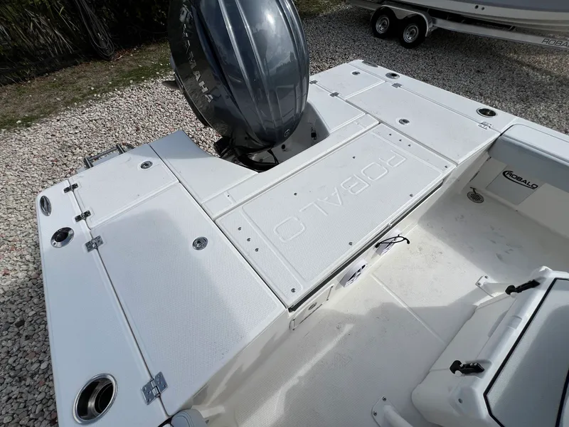 Slide: The Image of Robalo 226 2026 - 8