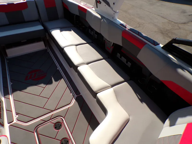 Slide: The Image of Malibu Wakesetter 25 LSV 2022 - 20