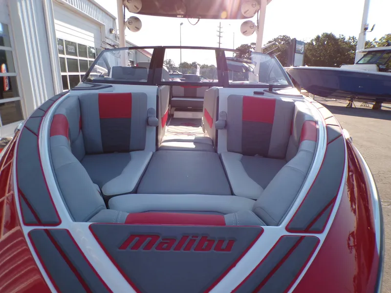 Slide: The Image of Malibu Wakesetter 25 LSV 2022 - 17