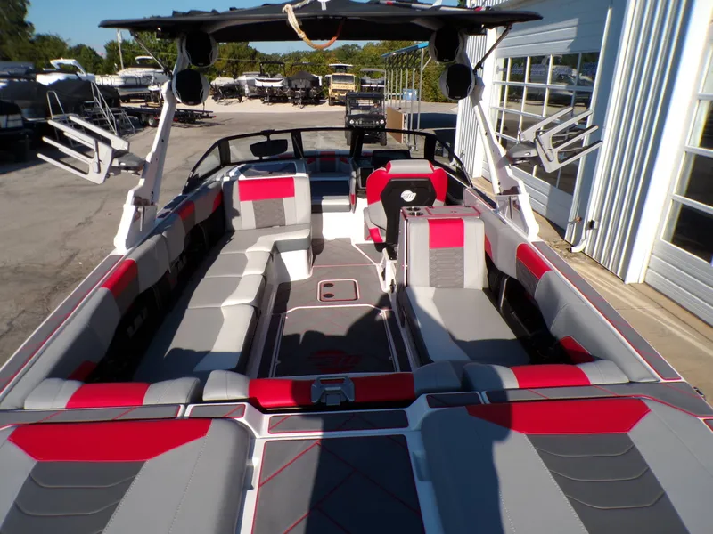 Slide: The Image of Malibu Wakesetter 25 LSV 2022 - 14