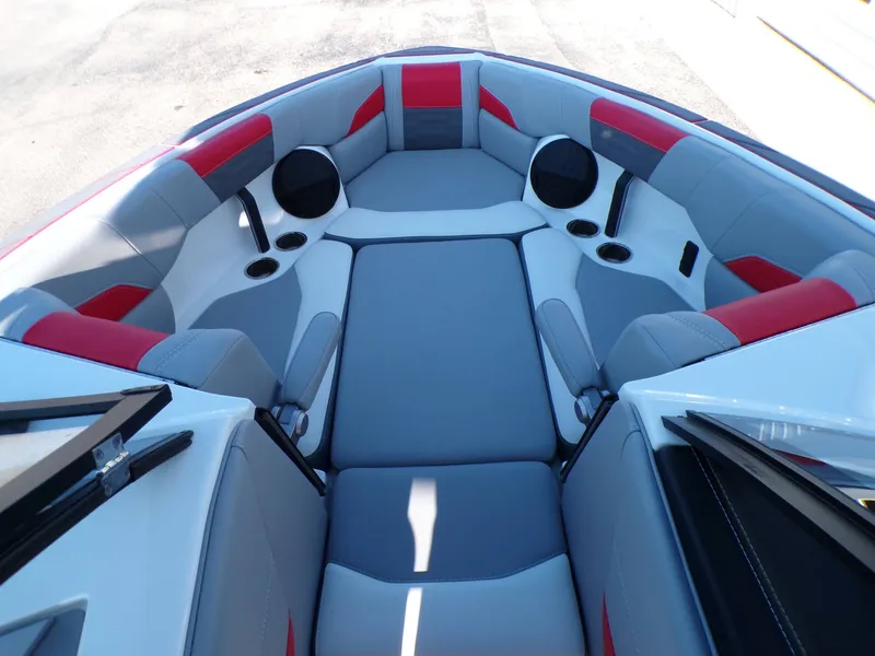 Slide: The Image of Malibu Wakesetter 25 LSV 2022 - 18