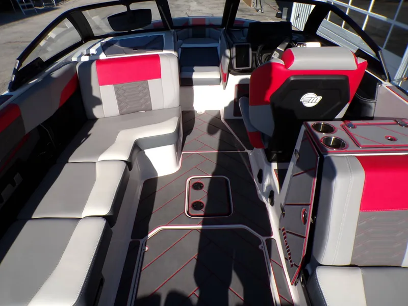 Slide: The Image of Malibu Wakesetter 25 LSV 2022 - 19