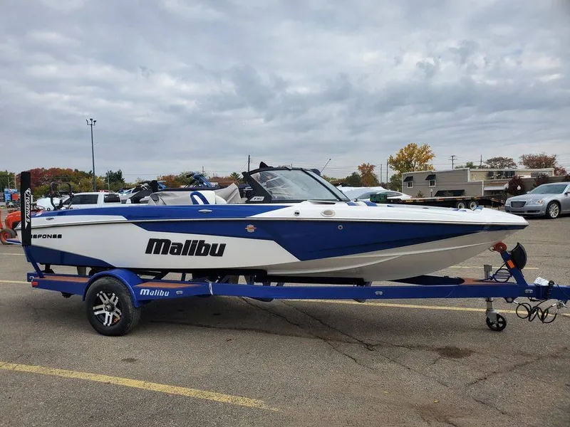 Slide: The Image of Malibu Boats TXi M0 2023 - 1