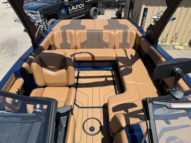 Slide: The Image of Malibu 21 LX 2025 - 12