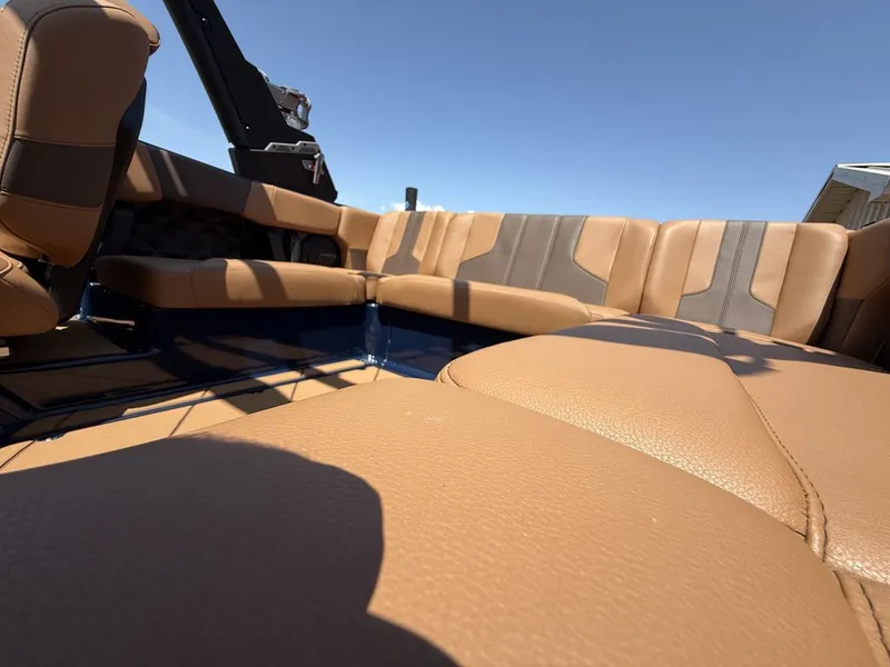 Slide: The Image of Malibu 21 LX 2025 - 8