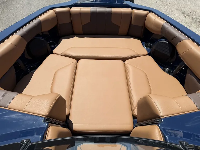 Slide: The Image of Malibu 21 LX 2025 - 11