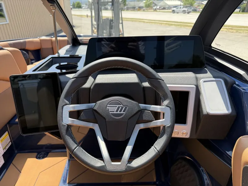 Slide: The Image of Malibu 21 LX 2025 - 10