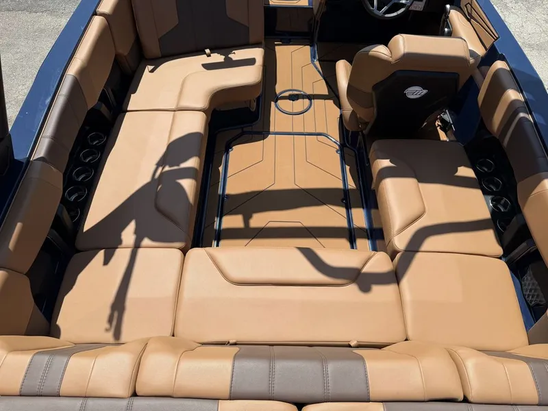 Slide: The Image of Malibu 21 LX 2025 - 7