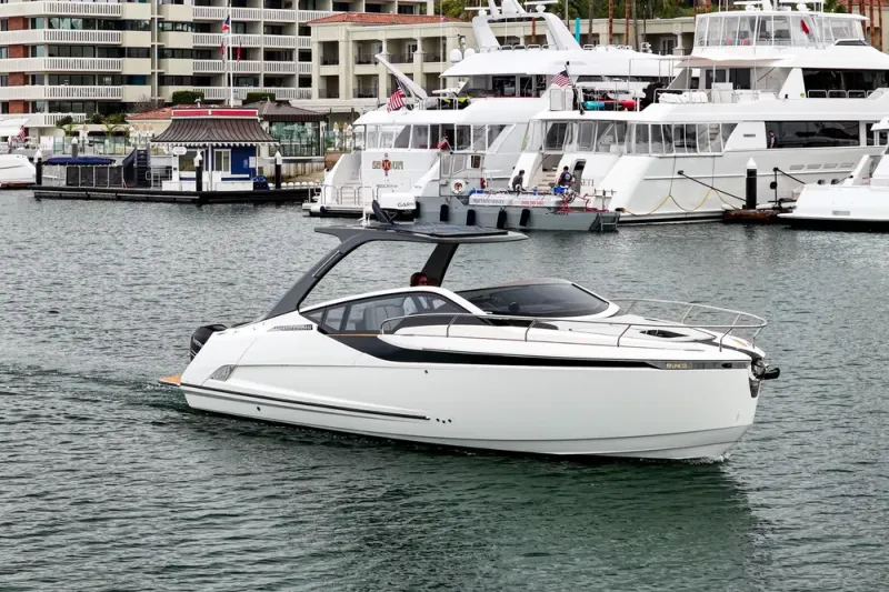Slide: The Image of Fairline F//Line 33 Outboard 2023 - 20