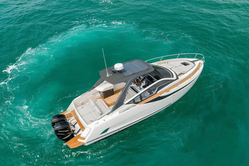 Slide: The Image of Fairline F//Line 33 Outboard 2023 - 84