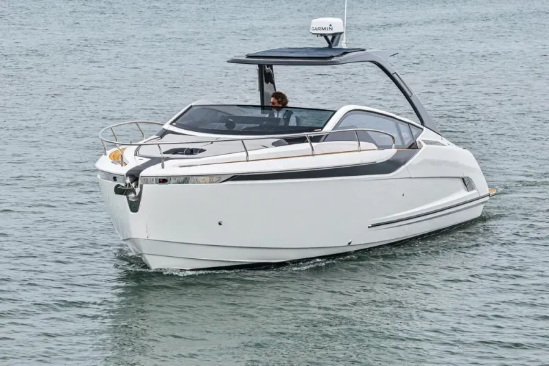 Slide: The Image of Fairline F//Line 33 Outboard 2023 - 76