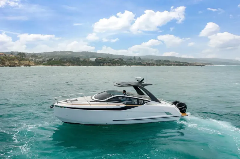 Slide: The Image of Fairline F//Line 33 Outboard 2023 - 82