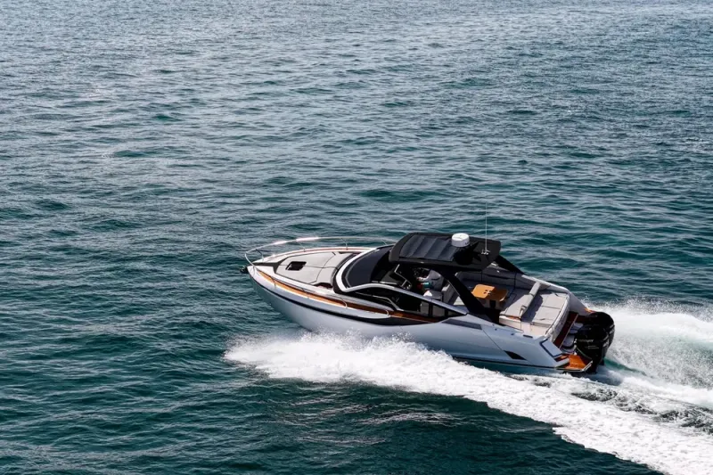 Slide: The Image of Fairline F//Line 33 Outboard 2023 - 67