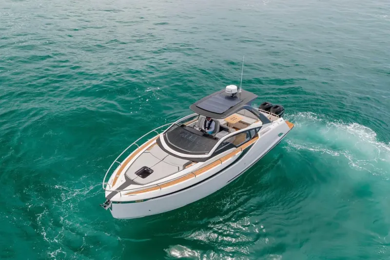 Slide: The Image of Fairline F//Line 33 Outboard 2023 - 83