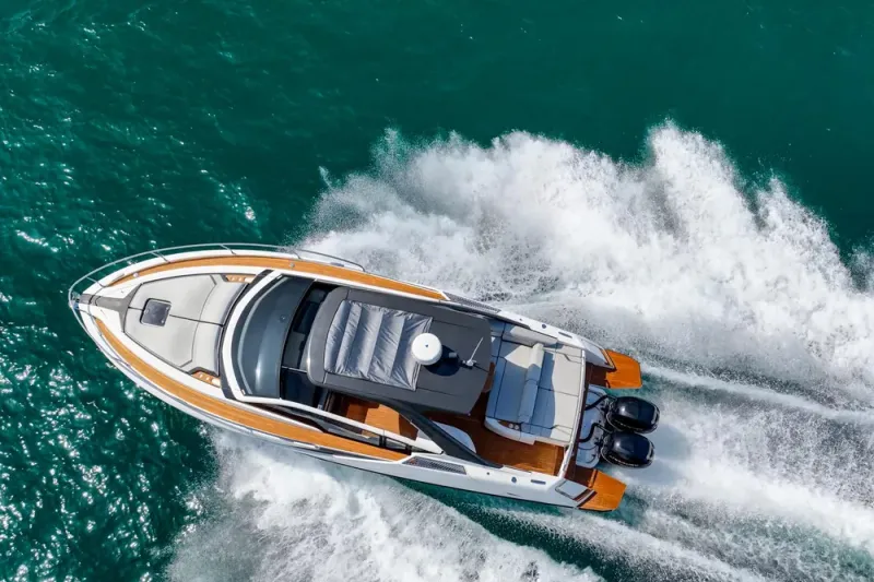 Slide: The Image of Fairline F//Line 33 Outboard 2023 - 26