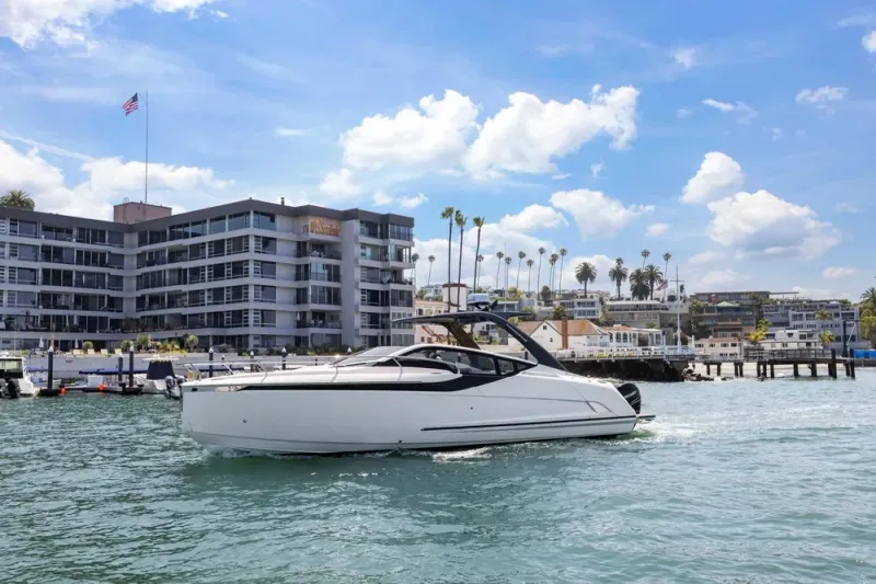Slide: The Image of Fairline F//Line 33 Outboard 2023 - 7