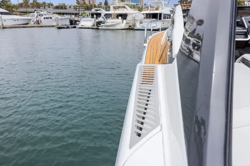 Slide: The Image of Fairline F//Line 33 Outboard 2023 - 32