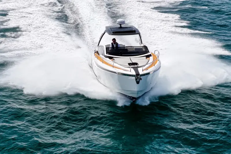 Slide: The Image of Fairline F//Line 33 Outboard 2023 - 28
