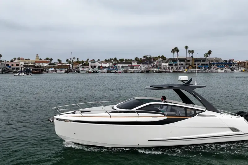Slide: The Image of Fairline F//Line 33 Outboard 2023 - 65