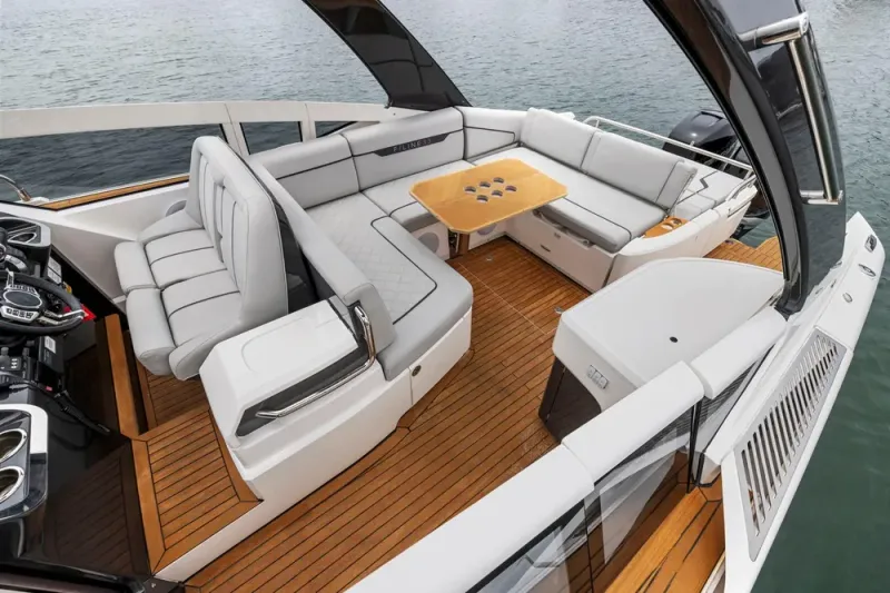 Slide: The Image of Fairline F//Line 33 Outboard 2023 - 40