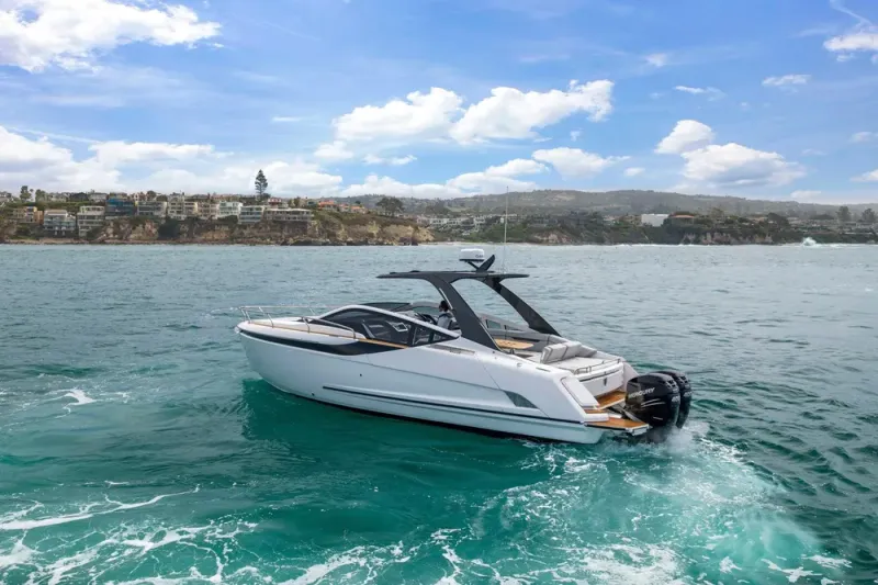 Slide: The Image of Fairline F//Line 33 Outboard 2023 - 81