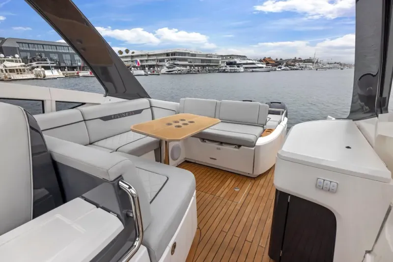 Slide: The Image of Fairline F//Line 33 Outboard 2023 - 47