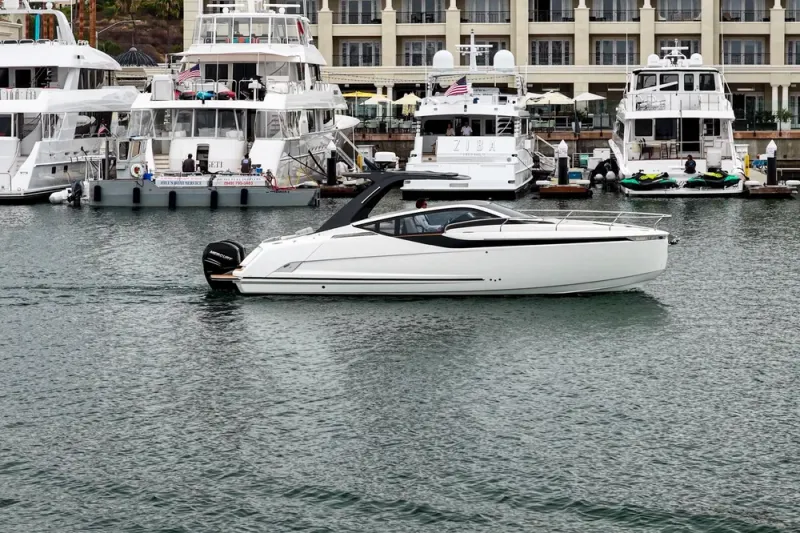 Slide: The Image of Fairline F//Line 33 Outboard 2023 - 19