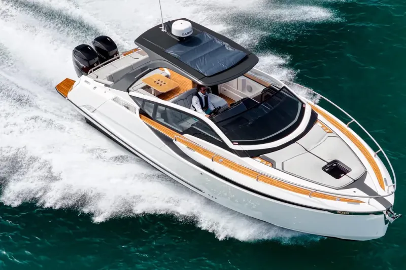Slide: The Image of Fairline F//Line 33 Outboard 2023 - 2