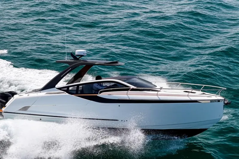 Slide: The Image of Fairline F//Line 33 Outboard 2023 - 10