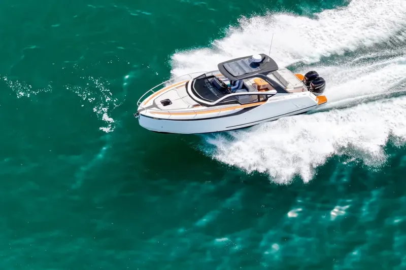 Slide: The Image of Fairline F//Line 33 Outboard 2023 - 27