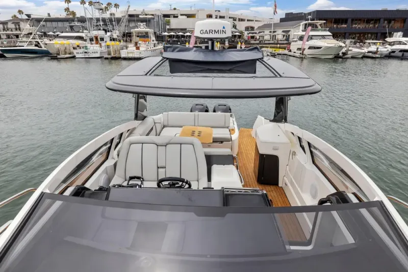 Slide: The Image of Fairline F//Line 33 Outboard 2023 - 37