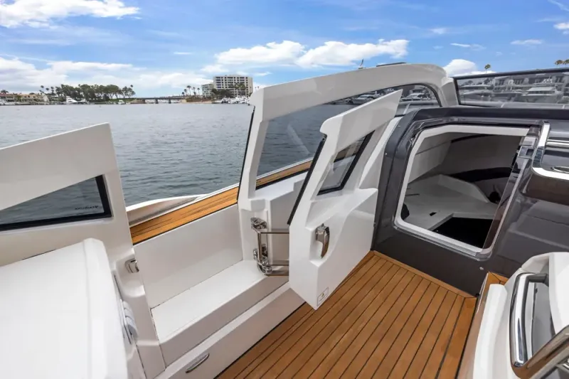 Slide: The Image of Fairline F//Line 33 Outboard 2023 - 38