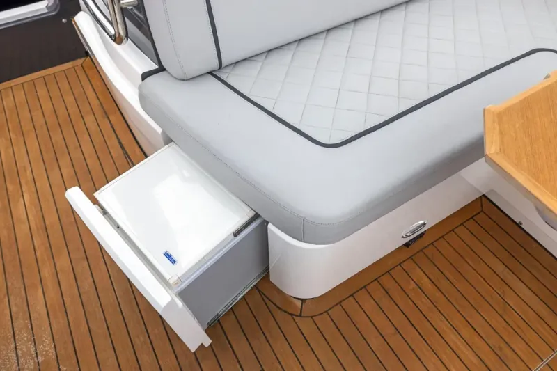 Slide: The Image of Fairline F//Line 33 Outboard 2023 - 49