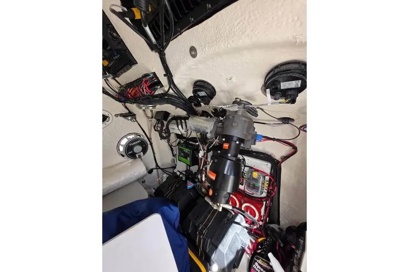 Slide: The Image of Twin Vee 240 GFX CC 2023 - 14