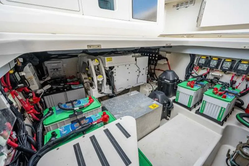 Slide: The Image of Boston Whaler 420 Outrage 2020 - 14