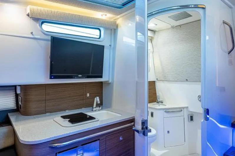 Slide: The Image of Boston Whaler 420 Outrage 2020 - 12