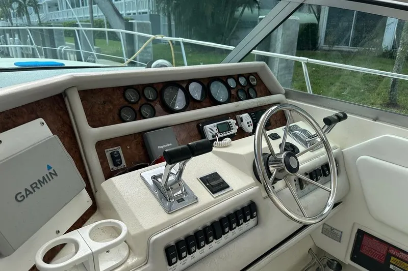 Slide: The Image of Sea Ray 370 Express Cruiser 1994 - 27