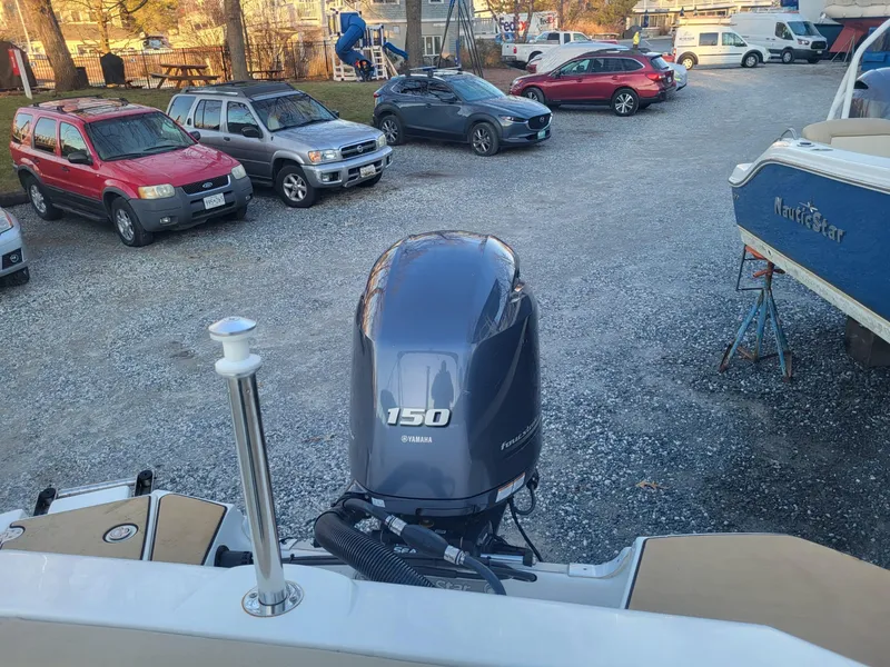 Slide: The Image of NauticStar 223DC 2021 - 9