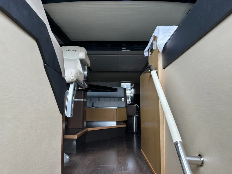 Slide: The Image of Sea Ray L 590 2015 - 25