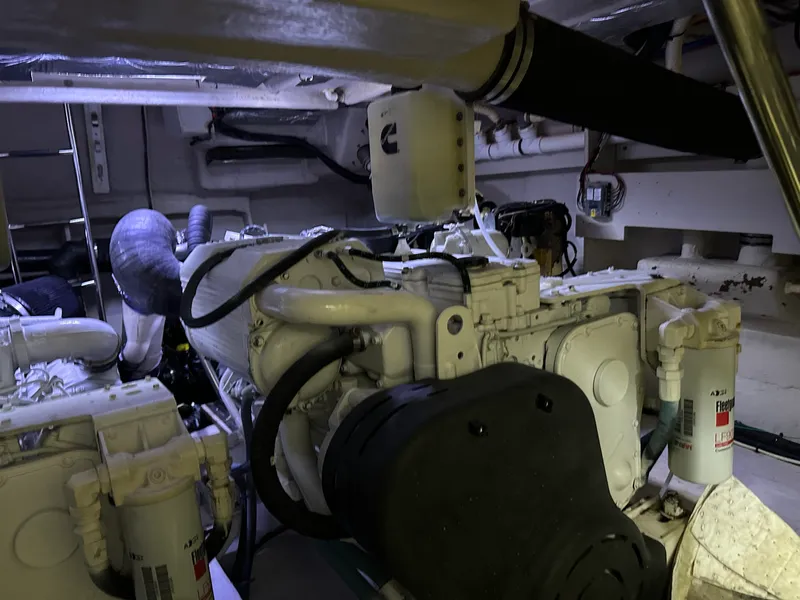 Slide: The Image of Sea Ray L 590 2015 - 29