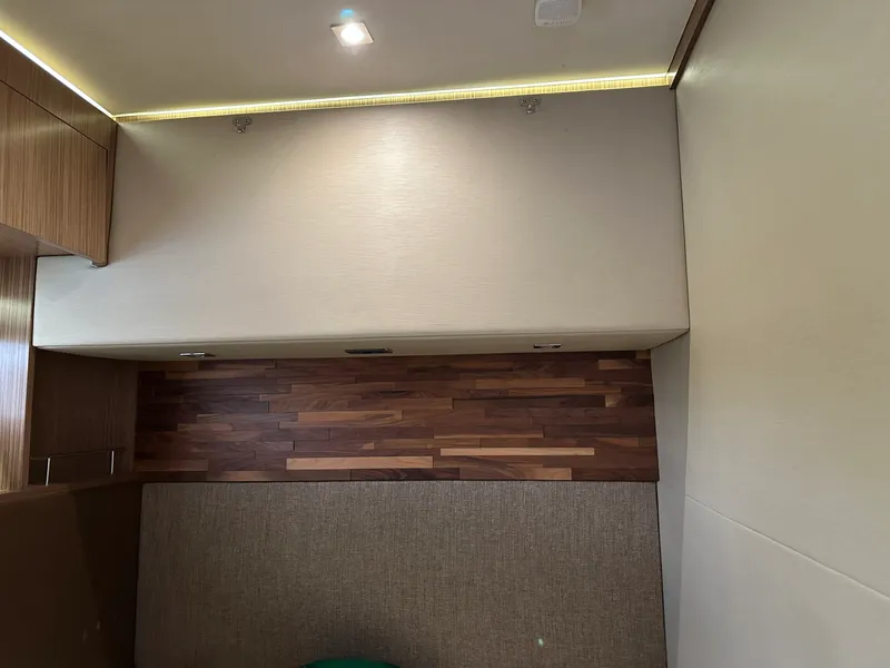 Slide: The Image of Sea Ray L 590 2015 - 43