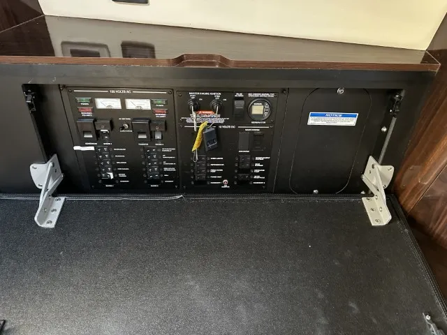 Slide: The Image of Sea Ray 350 Sundancer 2017 - 7