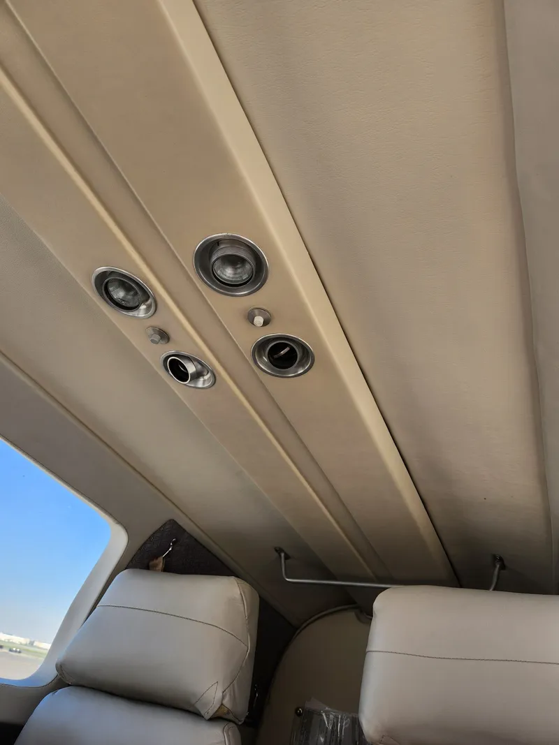 Slide: The Image of Beechcraft 58P Baron 1981 - 15