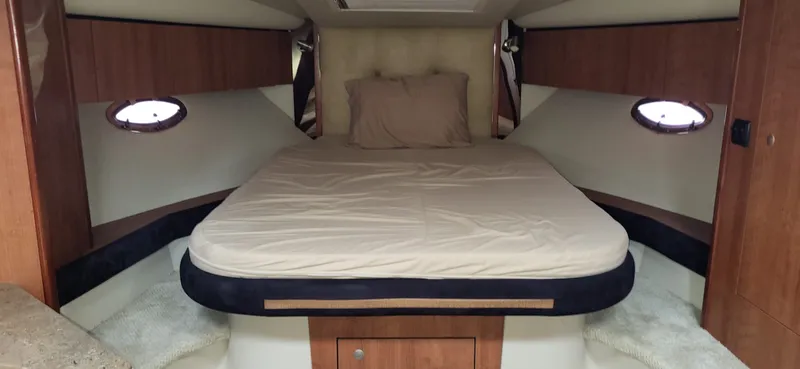 Slide: The Image of Cruisers Yachts 330 2008 - 17