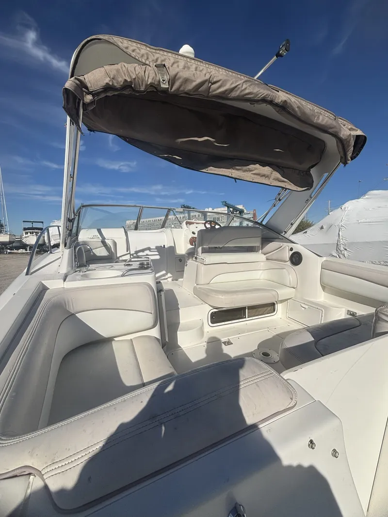 The Image of Larson Cabrio 330 Mid Cabin 2000 - undefined