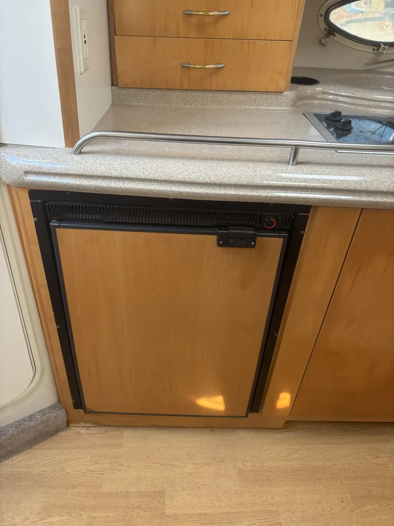 Slide: The Image of Larson Cabrio 330 Mid Cabin 2000 - 15