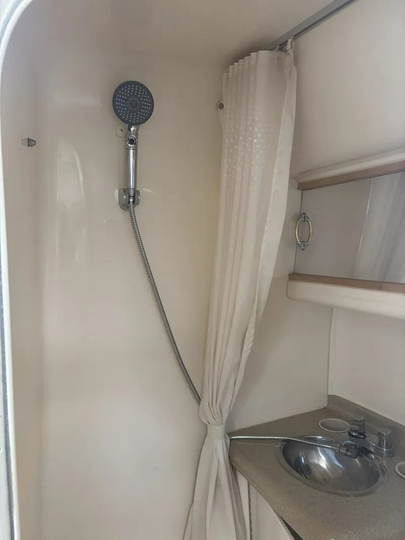 Slide: The Image of Larson Cabrio 330 Mid Cabin 2000 - 17