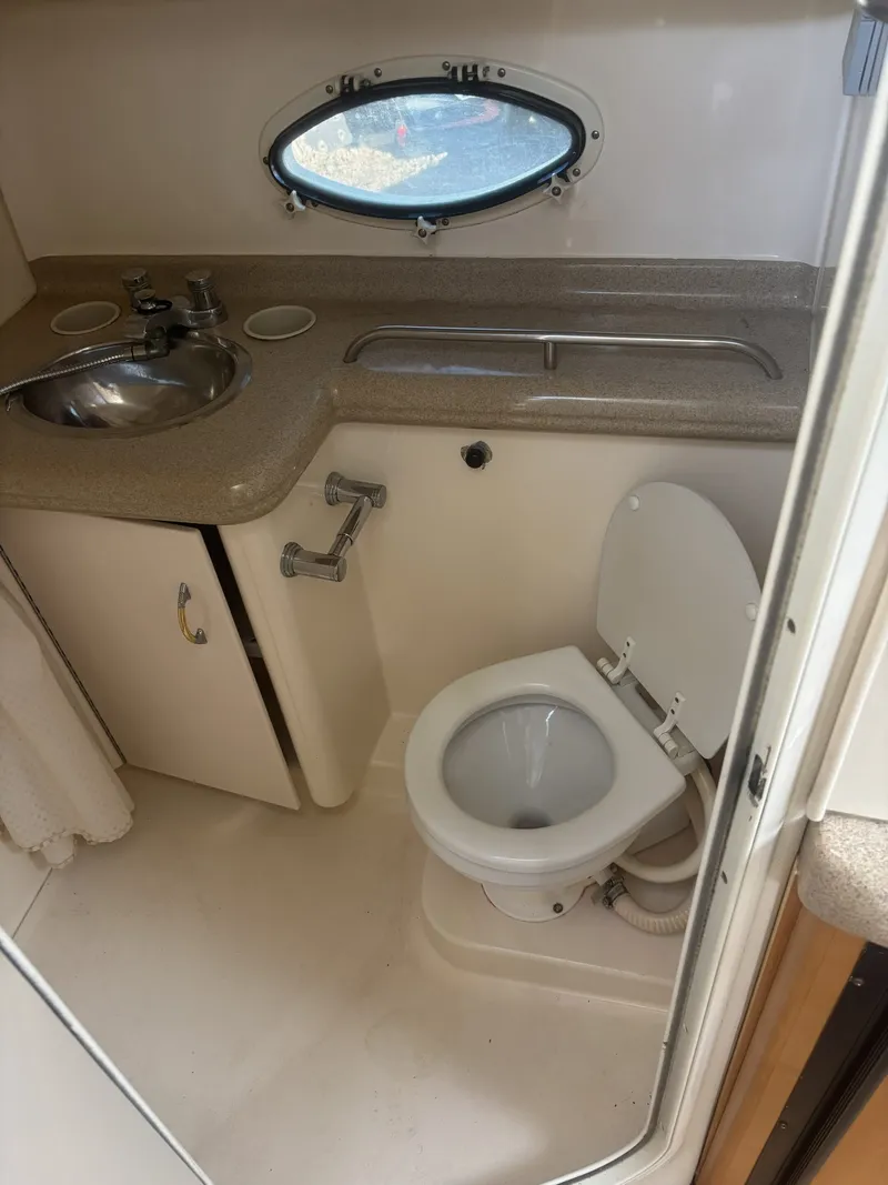 Slide: The Image of Larson Cabrio 330 Mid Cabin 2000 - 18