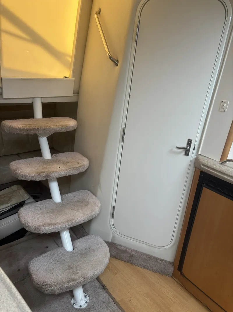 Slide: The Image of Larson Cabrio 330 Mid Cabin 2000 - 19