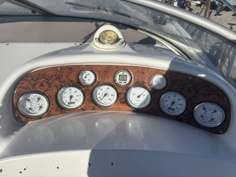 Slide: The Image of Larson Cabrio 330 Mid Cabin 2000 - 21